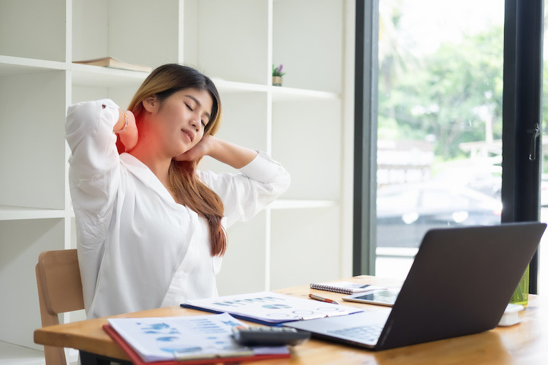 4 Neck stretches to do at your desk